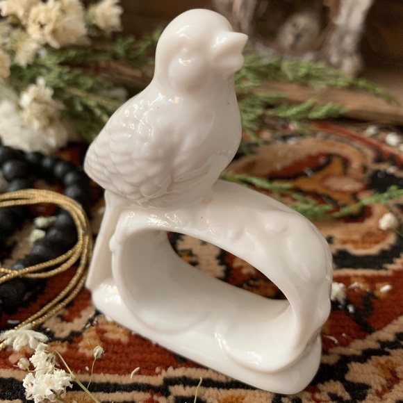 80's JAPANESE BONE WHITE PORCELAIN PERCHED SONG BIRD NAPKIN RING - Picture 5 of 10